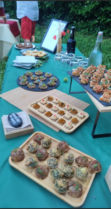Buffet coloré avec plateaux variés de mets salés et préparations maison - Au Bon Sens des Mets